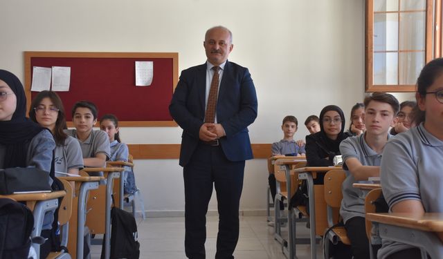 Mezun olduğu okulun müdürü oldu! 29 yıl sonra okula dönüş