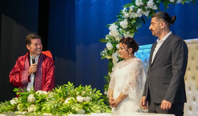 Ortahisar’ın Nikah Memuru Bu Kez Kendi Nikah Masasında