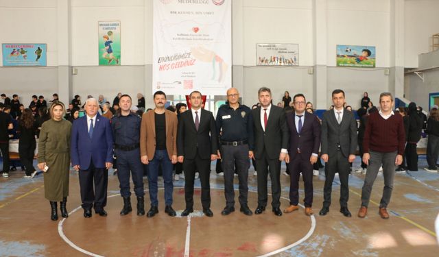 Kaymakam Eşref Akça, Of Fen Lisesindeki Gazze Yardım Kermesine Katıldı