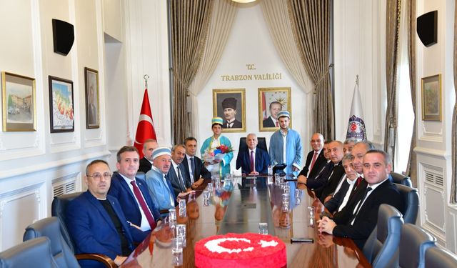 Vali Aziz Yıldırım, yılın ahilerini makamında kabul etti