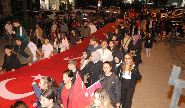 Çarşamba'da Cumhuriyet'in 102. yılı dolayısıyla fener alayı düzenlendi