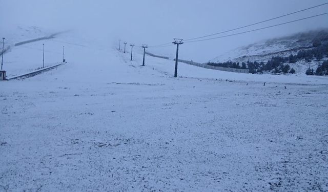 Akdağ’a mevsimin ilk karı düştü