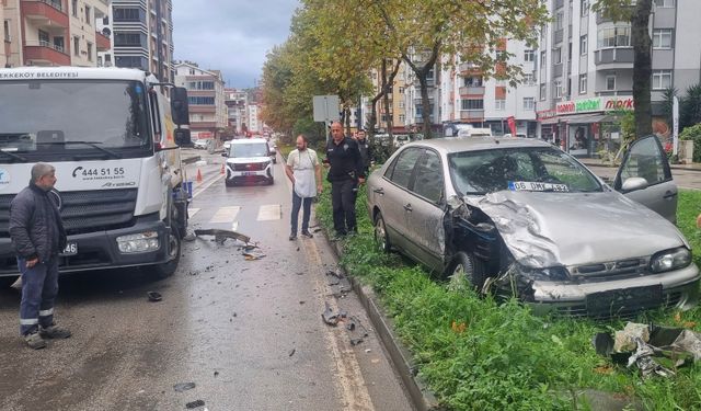 Samsun'da Otomobil Çöp Kamyonuna Çarptı! Yaralı Var...