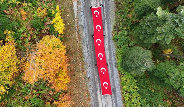 Alaçam'da 19 metrelik Türk bayrağıyla yürüyüş düzenlendi