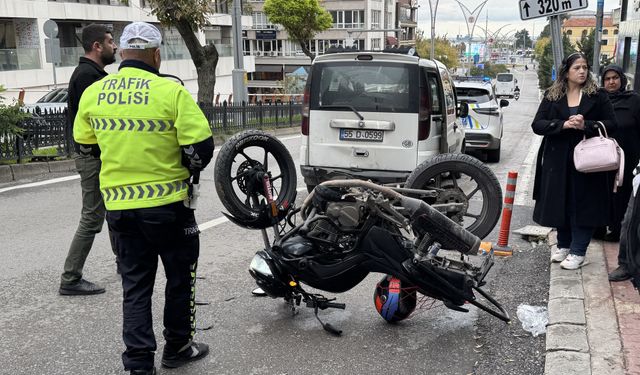 Samsun'da dolmuşla çarpışan motosikletin sürücüsü yaralandı