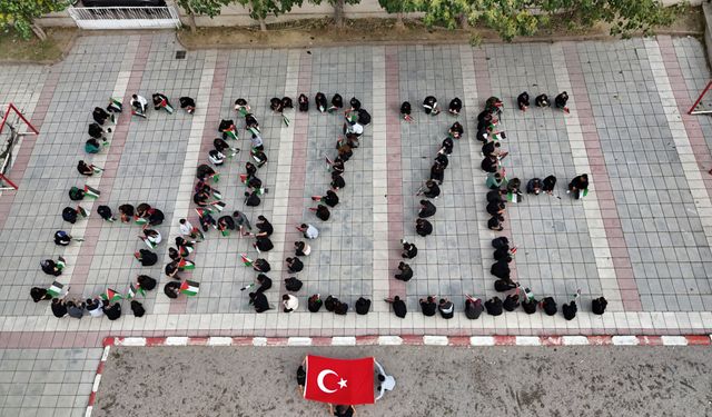 Samsun'da lise öğrencileri Filistin bayraklarıyla Gazze koreografisi yaptı