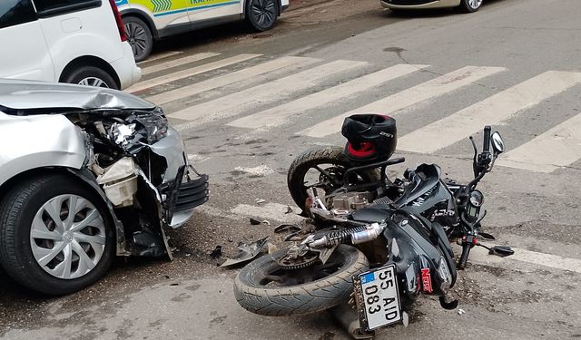 Samsun'da otomobille çarpışan motosikletin sürücüsü yaralandı