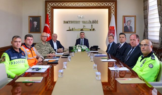 Bakan Yerlikaya ve Uraloğlu, valilerle VKS üzerinden toplantı yaptı