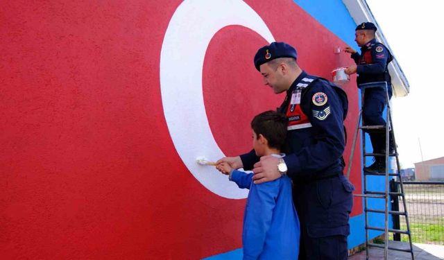 Bayburt jandarmadan öğrencilere anlamlı ’Cumhuriyet’ sürprizi: Renksiz duvara dev şanlı Türk bayrağı çizildi