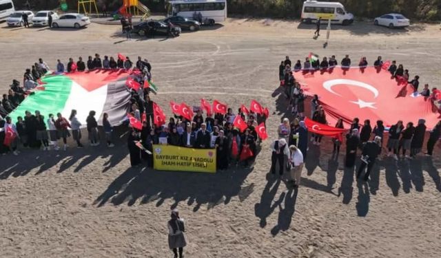 Bayburt’ta öğrenciler hazırladıkları gemileri Filistin’e destek amaçlı Çoruh Nehri’ne bıraktı