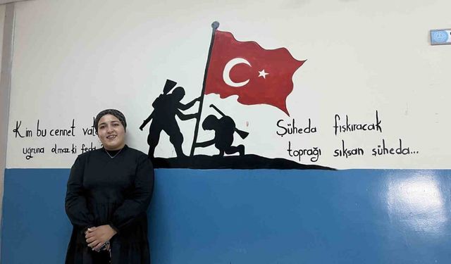 Çizdiği resimler ile okul duvarlarına estetik bir görünüm kazandırıyor