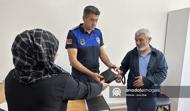 Samsun'da ayakkabı boyacısı sokakta bulduğu 42 bin lirayı sahibine ulaştırdı