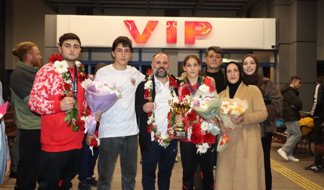 Avrupa Şampiyonları Trabzon’da Coşkuyla Karşılandı! Esmanur ve Burak’tan Tarihi Başarı