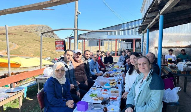 Sis Dağı’nda Sonbahar Büyüsü! Çay Evi Manzarasıyla Ruhları Dinlendiriyor
