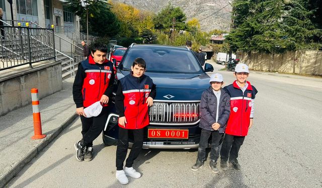 Artvin Valisi Ergün, öğrencileri evlerine makam aracı Togg'la gönderdi