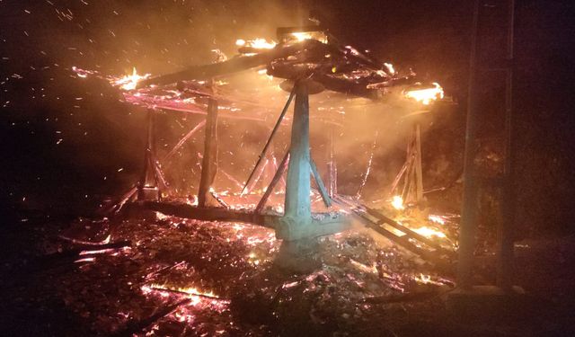 Terme'de ambarda çıkan yangın söndürüldü