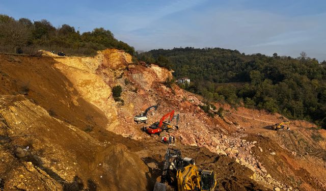 Ordu'da taş ocağı şantiyesinde göçük altında kalan işçiyi arama çalışmaları sürüyor