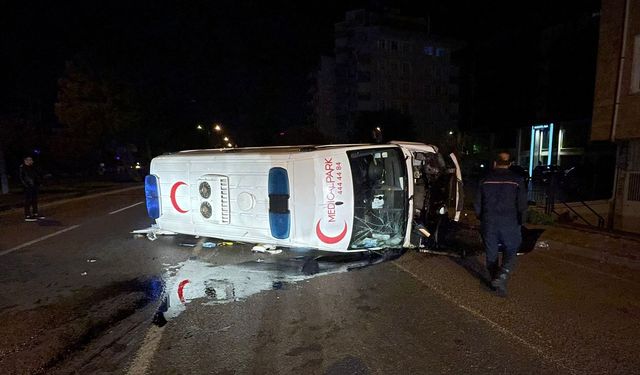 Samsun'da otomobil ile çarpışan ambulanstaki 5 kişi yaralandı