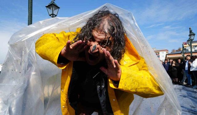 Bayburt’ta alışılmışın dışında bir performans: Naylona sarılıp Çoruh’un serin suyuyla arındı