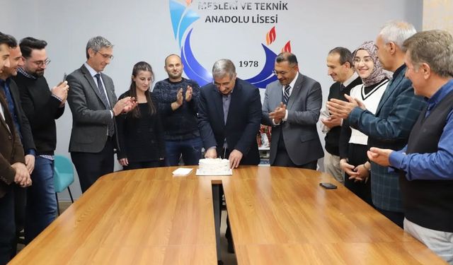 Bayburt'ta emekliye ayrılan müdüre veda programı