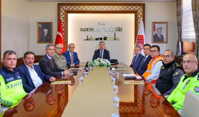 Bayburt’ta trafik düzeni ve levha sadeleştirme çalışmaları görüşüldü