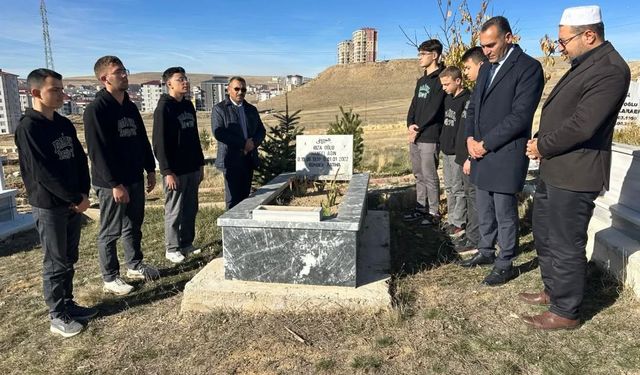 Bayburt’ta vefat eden öğretmenler mezarları başında dualarla anıldı