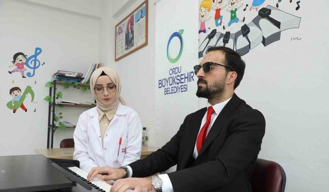 Görmeyen gözlerle değil, hisseden kalple çalıyor