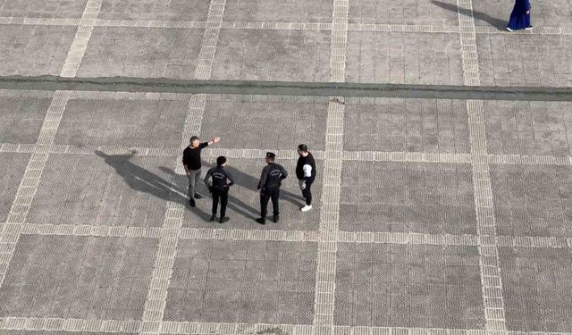 Meydandaki yumruklu kavgayı polis büyümeden önledi