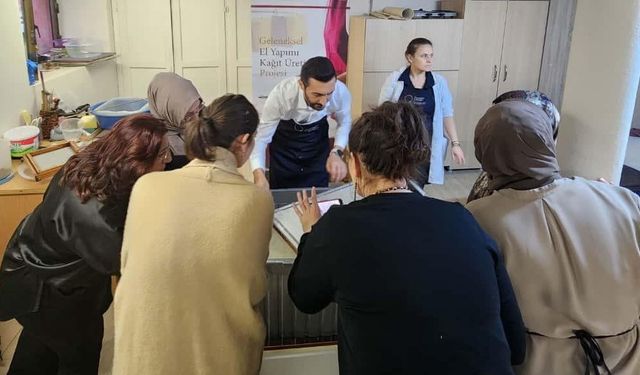 Samsun Olgunlaşma Enstitüsü'nde kenevir lifinden geleneksel kağıt yapımı eğitimi