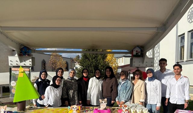 Üniversite öğrencilerinden ’Bir Kap Su, Bir Kap Sevgi’ farkındalık etkinliği