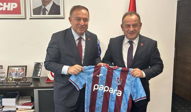 Mustafa Bak, Gökan Zeybek’i Ziyaret Etti: İmzalı Trabzonspor Forması Hediyesi