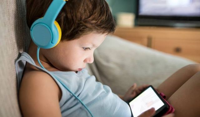 Teknoloji kullanımı riskleri artırıyor. Skolyoz vakalarında artış