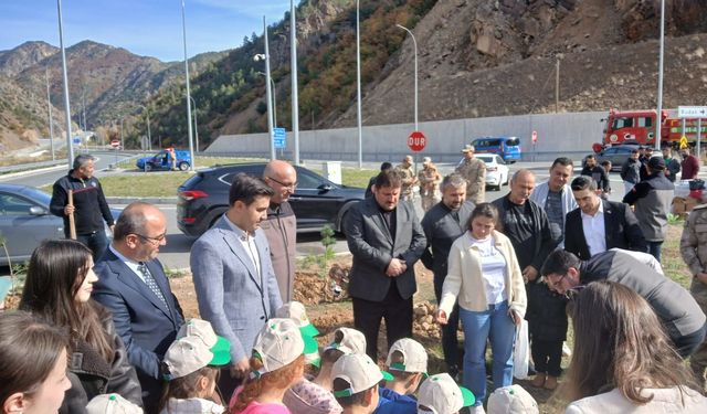 Minik Öğrencilerden Büyük Adım Cumhuriyet Ormanı’na İlk Fidanlar