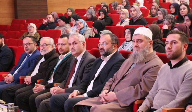 Rize'de 'Kayıp Coğrafyanın İzinde Doğu Türkistan' konulu konferans düzenlendi