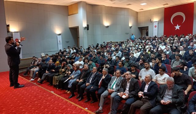 Trabzon’da Üniversiteliler “Oku-Yorum” Programında Kitapla Buluştu