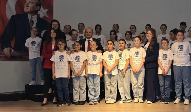 Tonya’nın Mavi Yıldız Çiçekleri Sahne Aldı! 41 Öğrenciden Cumhuriyet Coşkusu