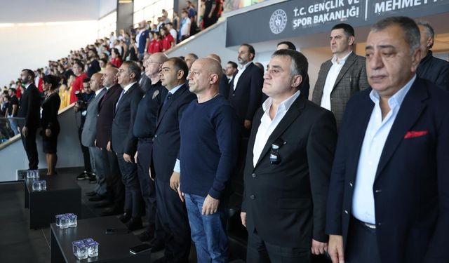 Trabzon’da Duygusal Şampiyona: Vedia Nil Apak Anısına Yüzme Finali Düzenlendi