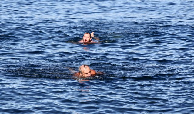 Giresun'da 'Sağlığa Kulaç At' etkinliğine katılanlar denizde yüzdü
