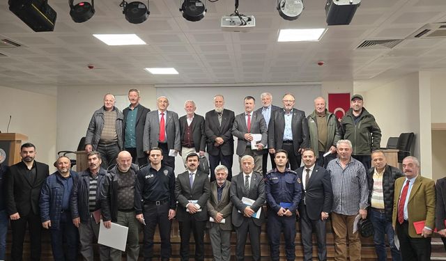 Çaykara Kaymakamı Sapmaz, muhtarlarla bir araya geldi