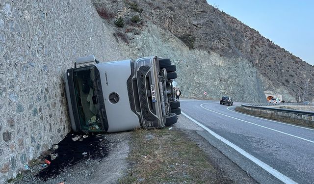 Artvin'de kömür yüklü tırın devrilmesi sonucu sürücü yaralandı