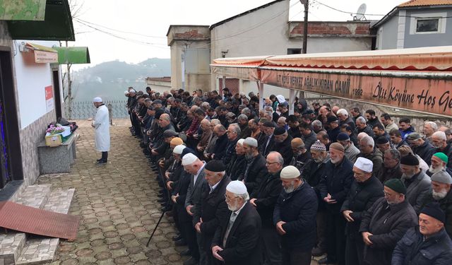 Giresun'da trafik kazasında ölen kadının cenazesi defnedildi