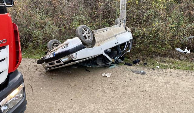 Devrilen otomobildeki 1 kişi öldü, 4 kişi yaralandı