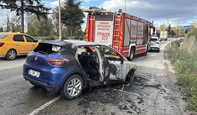 Samsunsporlu oyuncu Musaba'nın kullandığı otomobil seyir halindeyken alev aldı