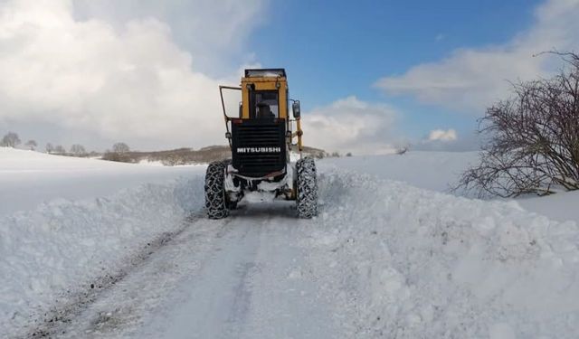 Kavak'ta belediye ekipleri karla mücadele çalışması yürütüyor