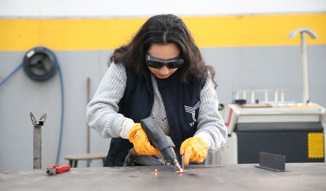 Makine mühendisliği öğrencisi İkra Özdemir babasının kaynakçı atölyesini devralmaya hazırlanıyor