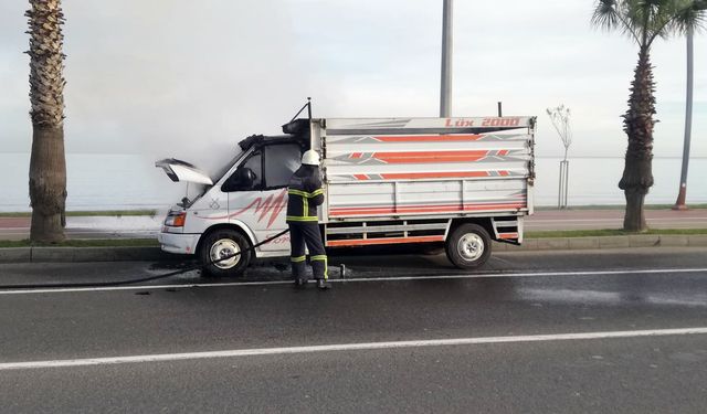 Ordu'da seyir halindeki kamyonet yandı