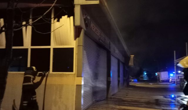 Serviste park halindeki araçta çıkan yangın söndürüldü