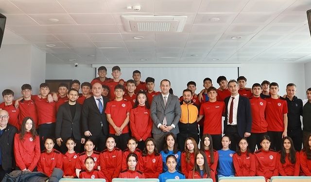 Akçaabat Belediye Başkanı Ekim, İbrahim Erdemoğlu Spor Lisesi öğrencileriyle buluştu