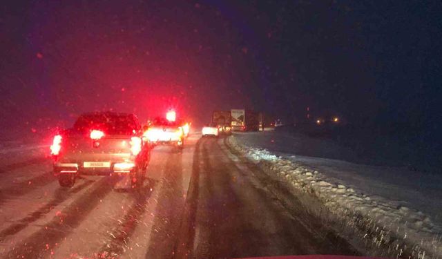 Artvin ve Ardahan'da kar ve yoğun tipi ulaşımda aksamalara neden oldu