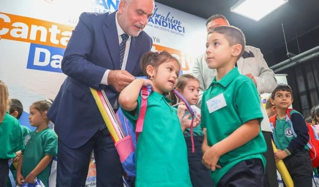 Başkan Sandıkçı: 'Eğitim yolculuğunun her aşamasında öğrencilerimizin ve ailelerimizin yanındayız'